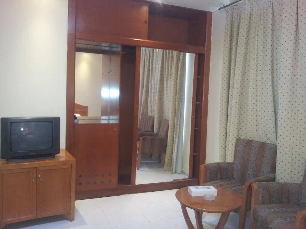 Oyo 366 Waves Hotel عجمان المظهر الخارجي الصورة