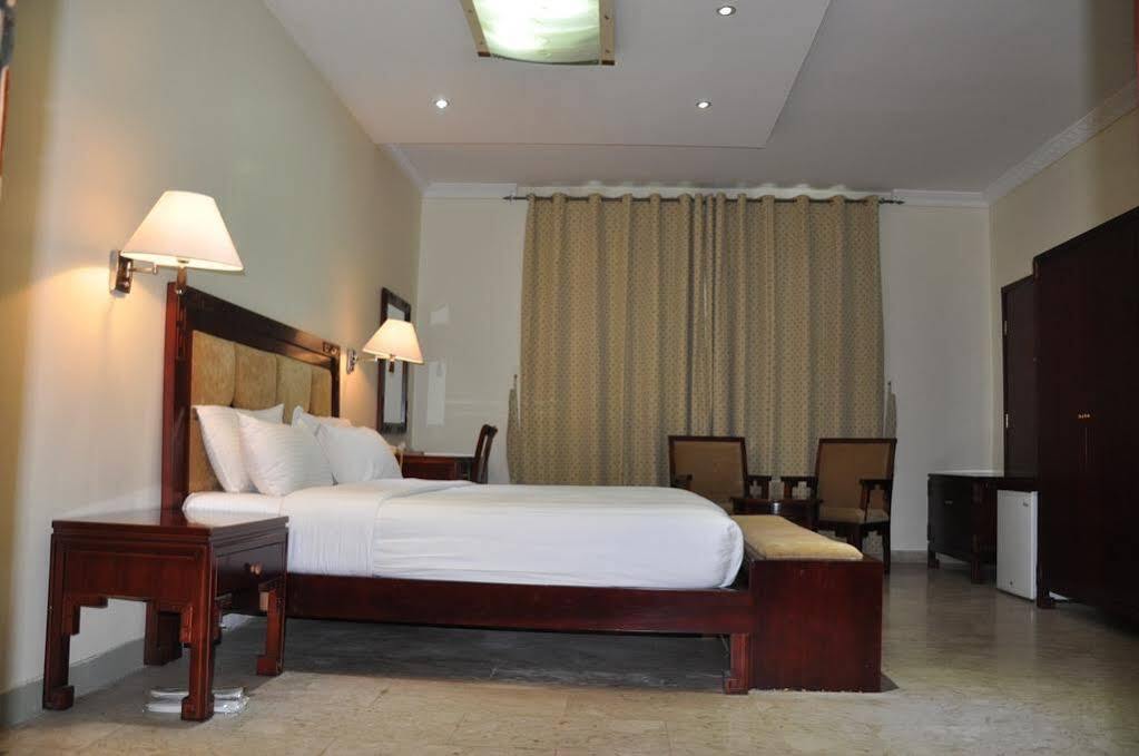 Oyo 366 Waves Hotel عجمان المظهر الخارجي الصورة