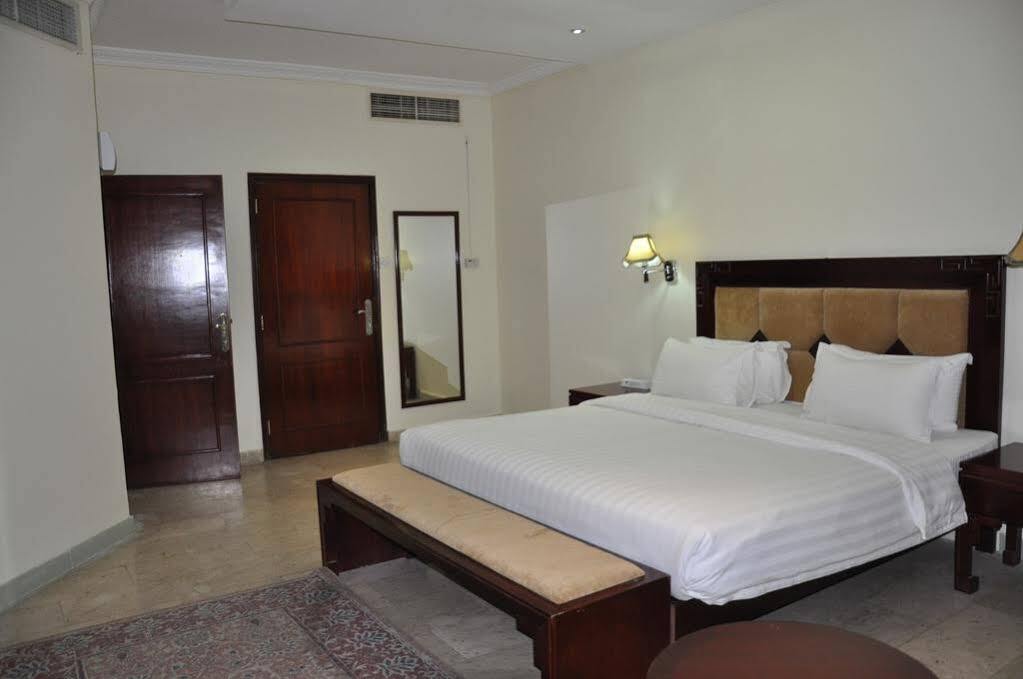 Oyo 366 Waves Hotel عجمان المظهر الخارجي الصورة