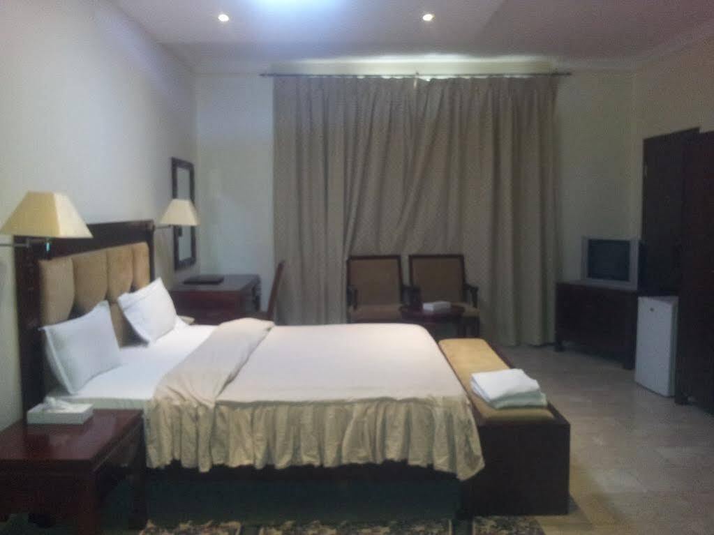 Oyo 366 Waves Hotel عجمان المظهر الخارجي الصورة